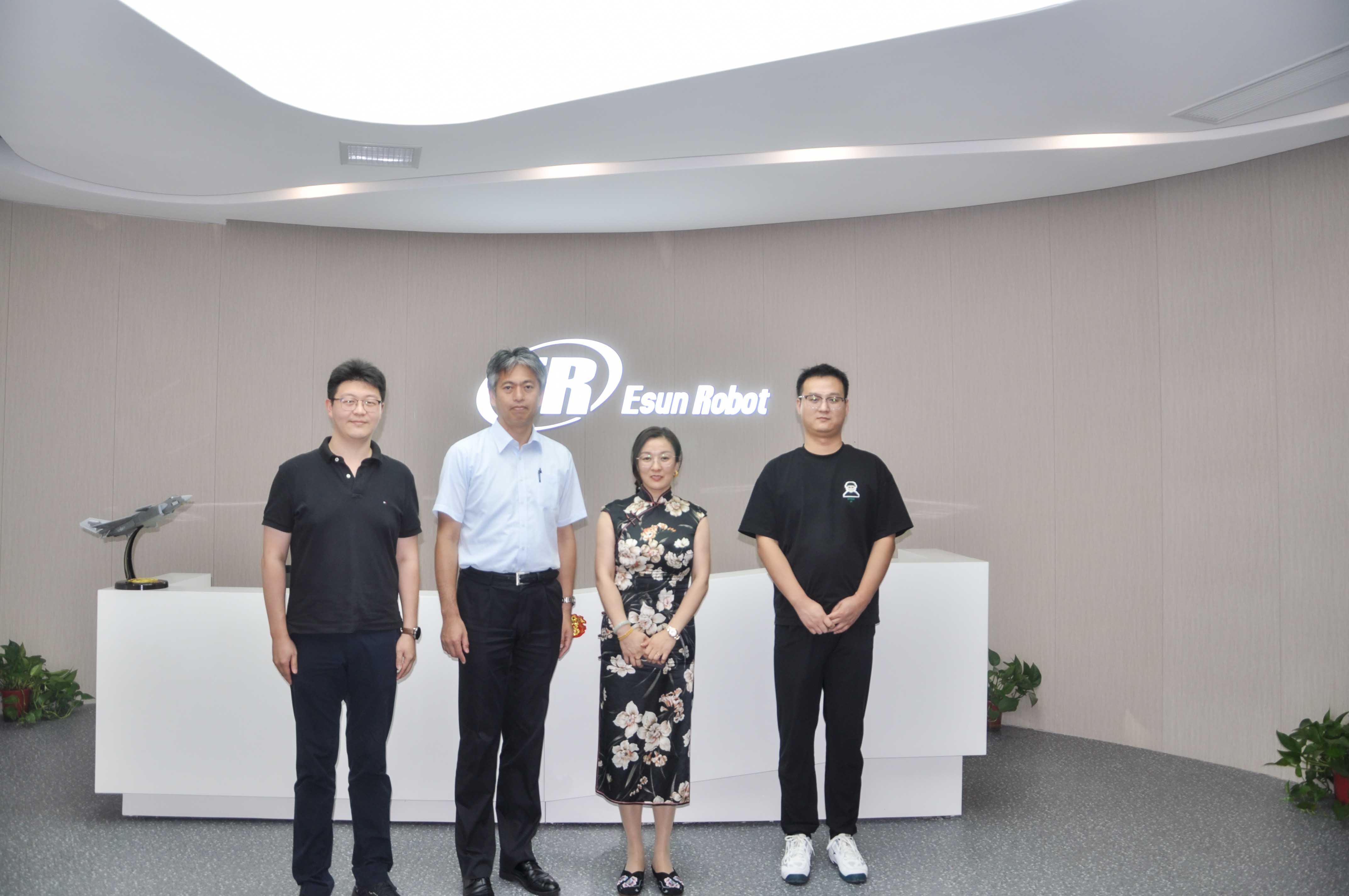 熱烈歡迎EPSON巖崎副總經(jīng)理一行蒞臨鎰升機(jī)器人參觀！